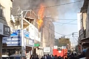 İzmir'in Buca il&ccedil;esinde, kaporta ve boya at&ouml;lyesinde &ccedil;ıkan yangın hasara