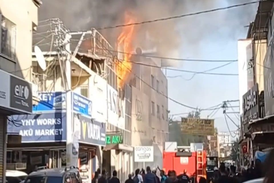 İzmir'in Buca il&ccedil;esinde, kaporta ve boya at&ouml;lyesinde &ccedil;ıkan yangın hasara