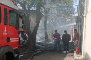 İzmir'in Buca il&ccedil;esinde mobilya at&ouml;lyesinde &ccedil;ıkan yangın, b&uuml;y&uuml;k &ccedil;aplı hasara