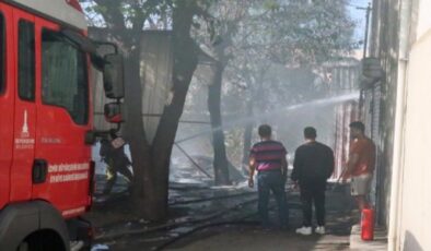 İzmir'de korkutan yangın: Alevler atölyeyi sardı!