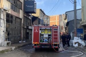İzmir'in Buca il&ccedil;esindeki bir s&uuml;nger at&ouml;lyesinde &ccedil;ıkan yangın, itfaiyenin m&uuml;dahalesiyle
