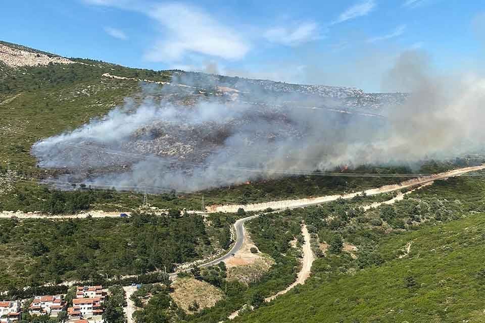 İzmir;&nbsp;Karaburun,&nbsp;Dikili ve Bergama'da makilik ve orman&nbsp;yangını &ccedil;ıktı. Ekipler&nbsp;makilik ve ormanda&nbsp;&ccedil;ıkan