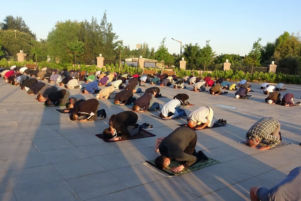 İzmir'de, bayram namazı mesafeli kılındı, cemaat Filistin'deki saldırılar ve koronavir&uuml;s