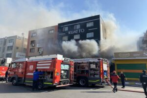 İzmir'in Konak il&ccedil;esindeki bir kozmetik mağazasının deposunda yangın &ccedil;ıktı. İtfaiye