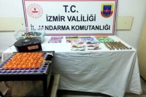 İzmir'in Bornova il&ccedil;esinde, iki ayrı adrese yapılan operasyonda tombala oynarken