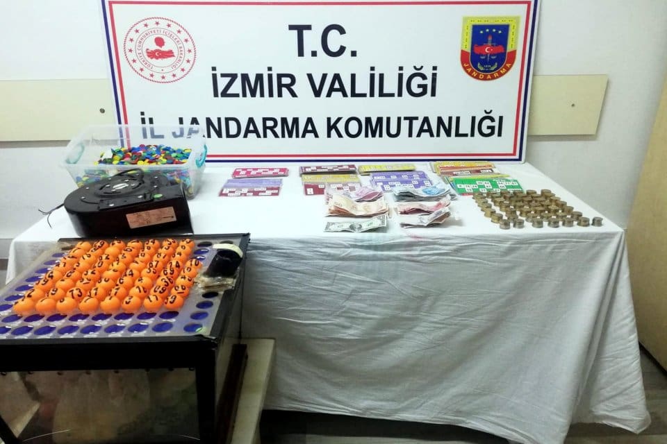 İzmir'in Bornova il&ccedil;esinde, iki ayrı adrese yapılan operasyonda tombala oynarken