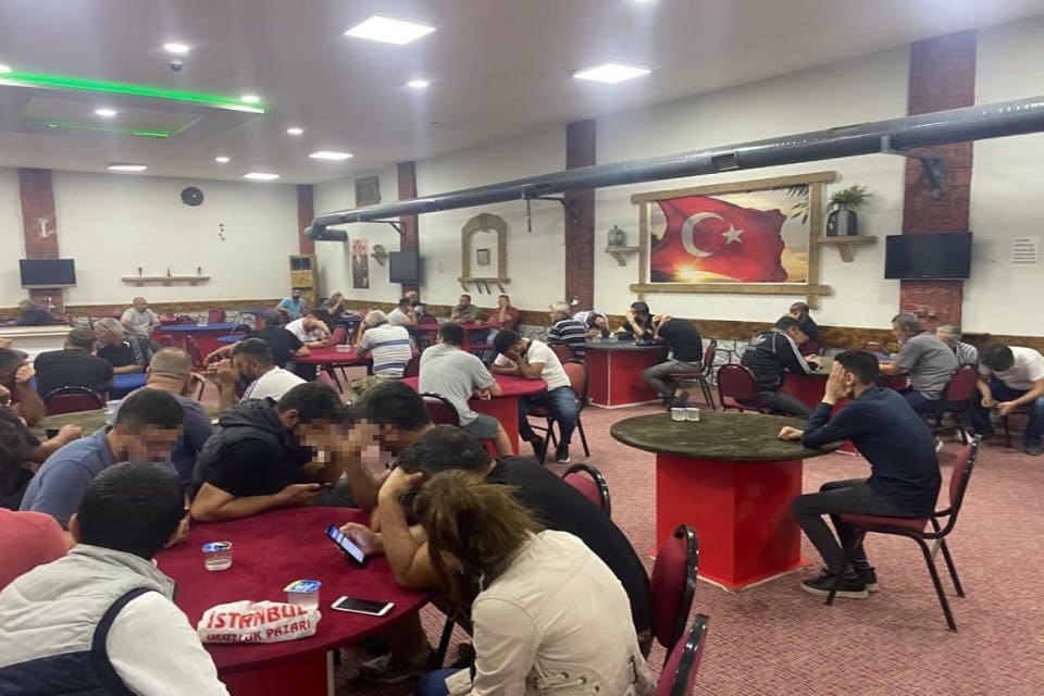 İzmir'de, jandarmanın 2&nbsp;işletmeye baskınında, kumar oynarken yakalanan&nbsp;123 kişiye&nbsp;223 bin 737
