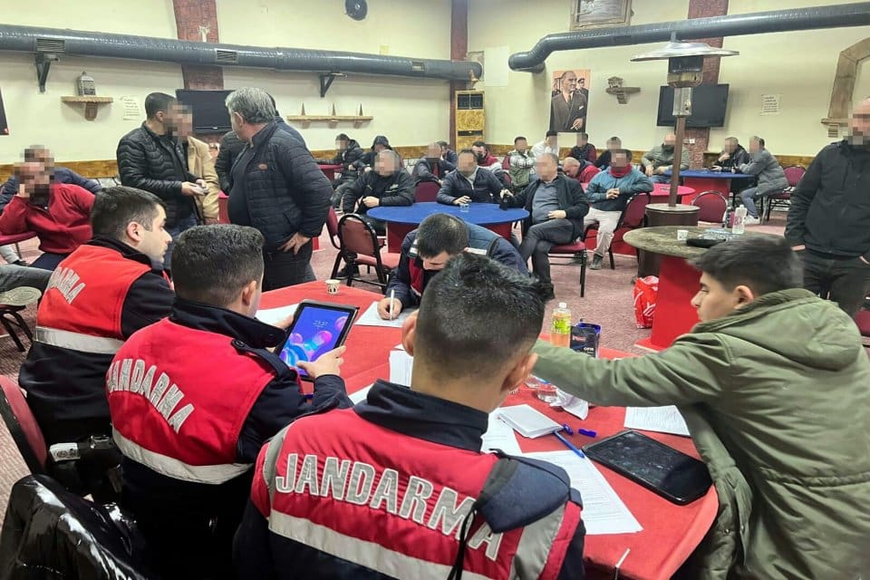 İzmir'in Bornova il&ccedil;esinde bir kahvehaneye yapılan baskında&nbsp;kumar oynarken yakalanan 95