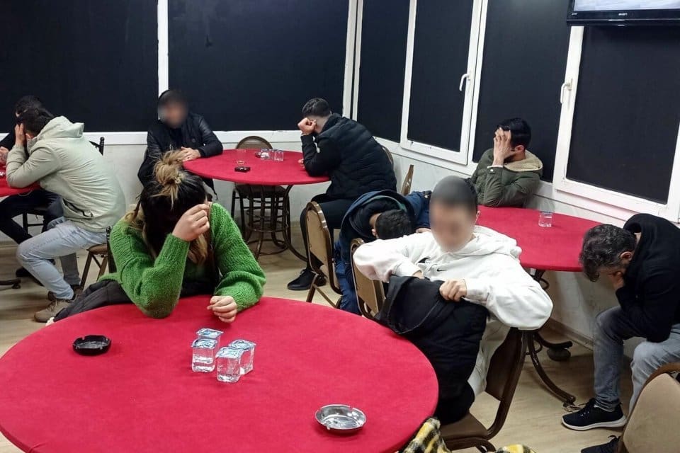 İzmir'in Bornova il&ccedil;esinde, daha &ouml;nce aynı su&ccedil;tan m&uuml;h&uuml;rlenen kahveye yapılan