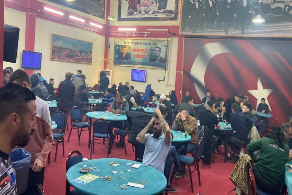 İzmir'in Bornova il&ccedil;esinde jandarmanın 4 ayrı adrese d&uuml;zenlediği baskında kumar