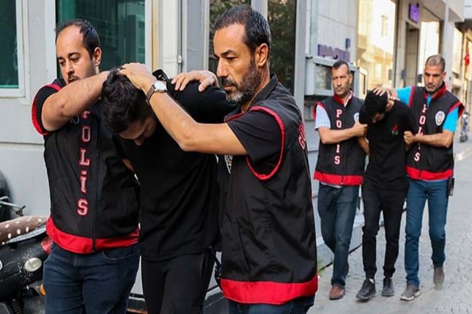 Sosyal medyada yayımladıkları videoda Kur'an-ı Kerim'e saygısızlık yaptıkları iddiasıyla İzmir'de