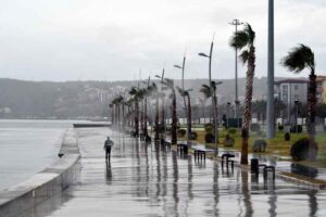 İZMİR'de, yarın kuvvetli r&uuml;zgar ve yer yer fırtınalı havanın akşam