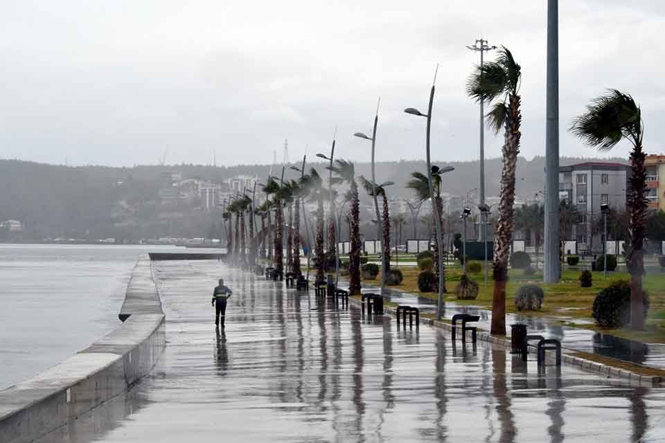 İZMİR'de, yarın kuvvetli r&uuml;zgar ve yer yer fırtınalı havanın akşam