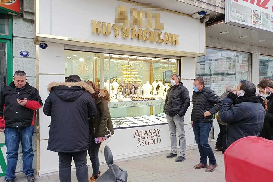 İZMİR&rsquo;in Bornova il&ccedil;esinde kuyumcu d&uuml;kkanına giren kimliği belirsiz kişi, &ccedil;alışanları