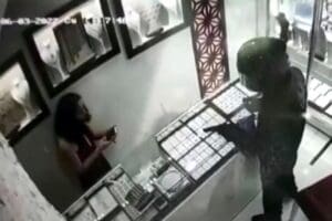 İZMİR&rsquo;in Gaziemir il&ccedil;esinde, başında motosiklet kaskı, elinde tabancayla bir kuyumcu