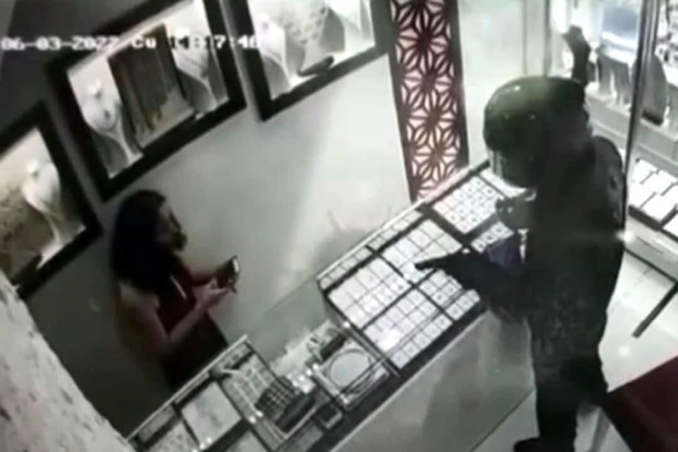 İZMİR&rsquo;in Gaziemir il&ccedil;esinde, başında motosiklet kaskı, elinde tabancayla bir kuyumcu