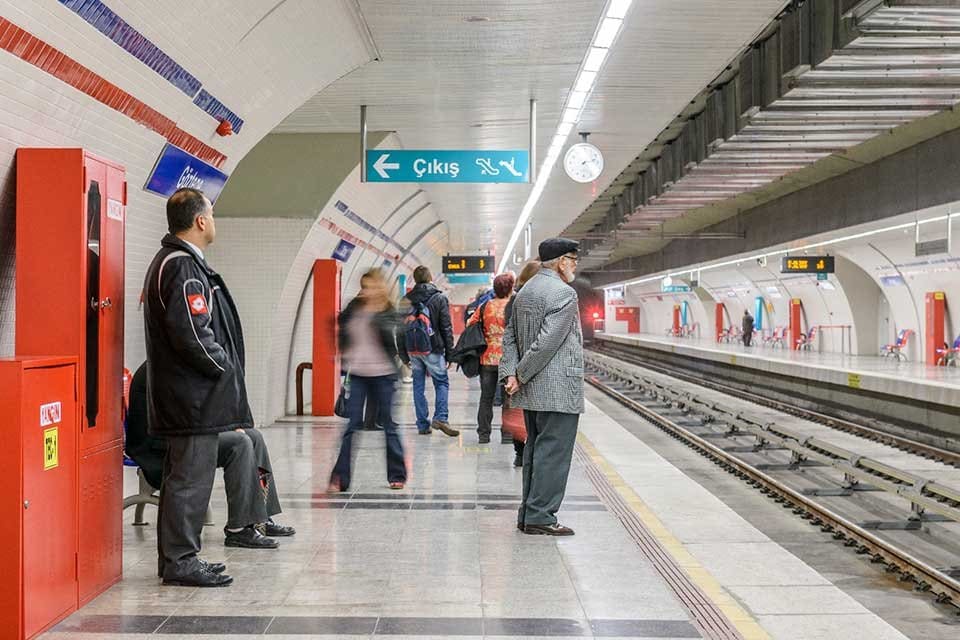İzmir B&uuml;y&uuml;kşehir Belediyesi toplu ulaşımı teşvik etmek i&ccedil;in vapur, otob&uuml;s