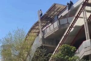 İzmir metroda istasyonunda bir kişi intihar girişiminde bulundu. Ekipler kişinin