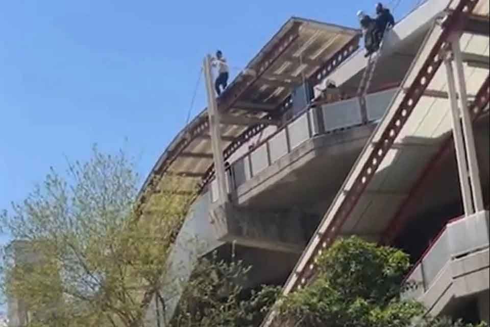 İzmir metroda istasyonunda bir kişi intihar girişiminde bulundu. Ekipler kişinin