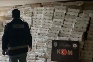 İzmir'de, polisin d&uuml;zenlediği operasyonda 5 milyon 755 bin 600 adet