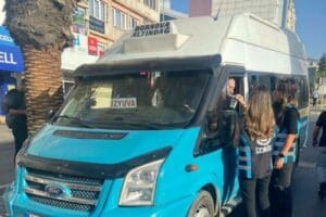 İzmir'de yolcu minib&uuml;slerine y&ouml;nelik sivil trafik ekipleri tarafından denetim yapıldı.