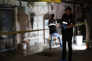 İzmir'in Karşıyaka il&ccedil;esinde bir iş yerine 2 saat arayla molotofkokteylli