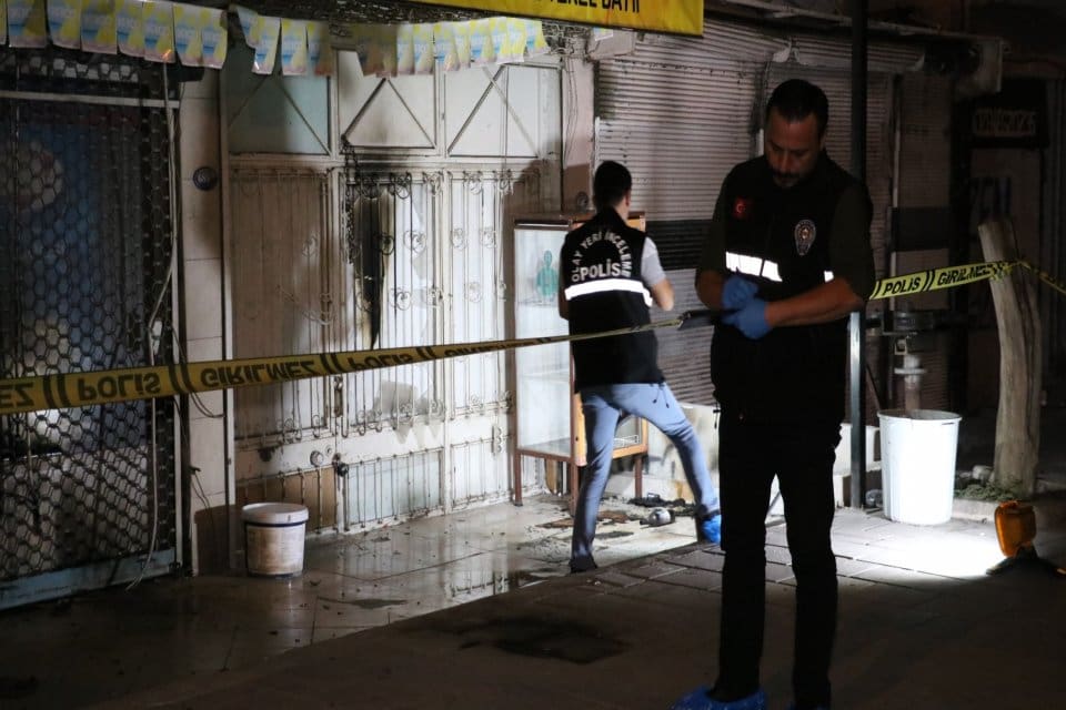 İzmir'in Karşıyaka il&ccedil;esinde bir iş yerine 2 saat arayla molotofkokteylli