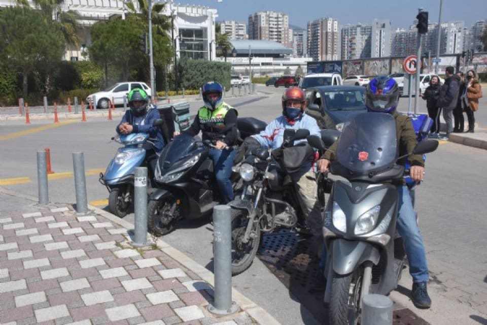 Karşıyaka il&ccedil;esinde &ccedil;alışan motorlu kuryeler, il&ccedil;edeki bazı sitelere motosikletleriyle girmelerinin