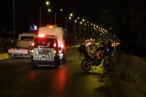 İzmir'in Bayraklı il&ccedil;esinde, s&uuml;r&uuml;c&uuml;s&uuml;n&uuml;n direksiyon hakimiyetini kaybettiği motosiklet, orta ref&uuml;je
