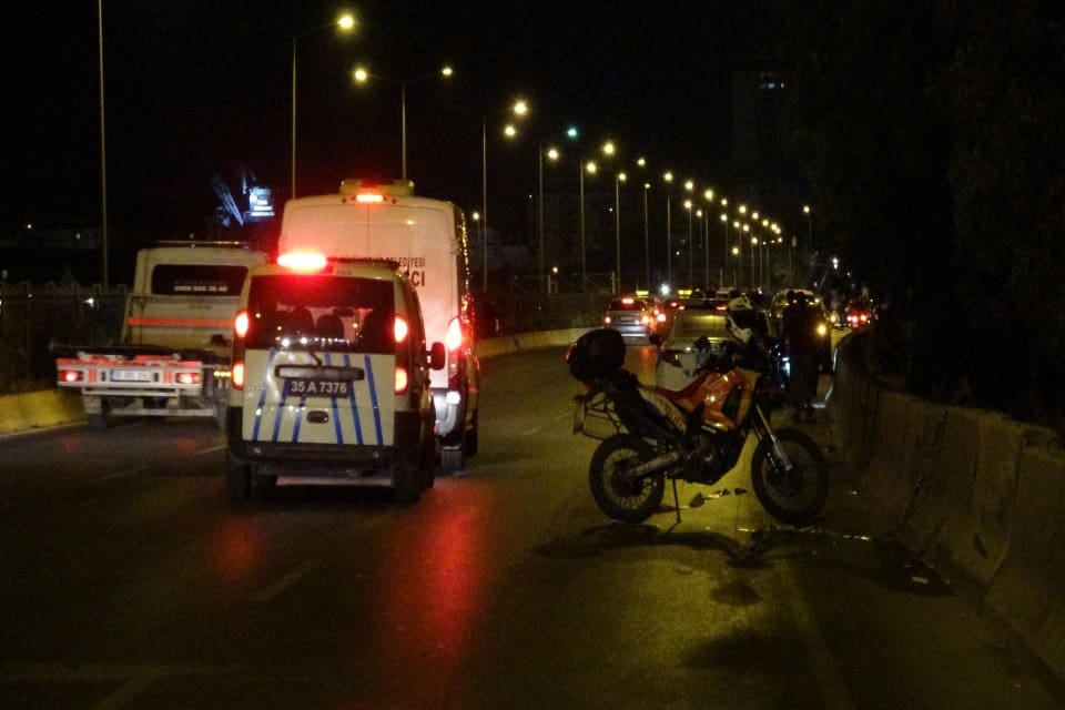 İzmir'in Bayraklı il&ccedil;esinde, s&uuml;r&uuml;c&uuml;s&uuml;n&uuml;n direksiyon hakimiyetini kaybettiği motosiklet, orta ref&uuml;je