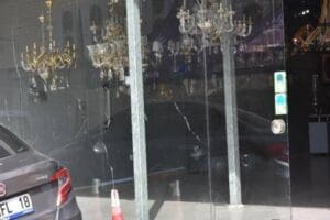 İzmir'in Karabağlar il&ccedil;esinde motosikletin &uuml;zerindeki maskeli iki kişi, sokaktan ge&ccedil;erken