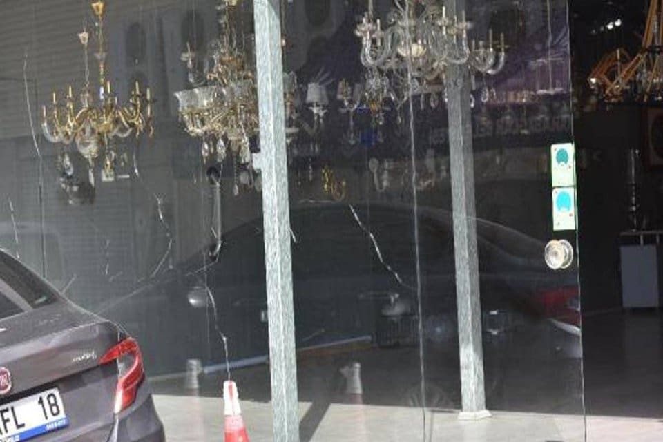 İzmir'in Karabağlar il&ccedil;esinde motosikletin &uuml;zerindeki maskeli iki kişi, sokaktan ge&ccedil;erken