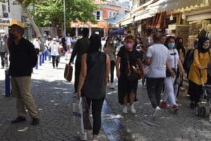 İzmir'de, koronavir&uuml;s tedbirleri kapsamında kademeli normalleşmeye ge&ccedil;ilmesiyle birlikte kafe ve