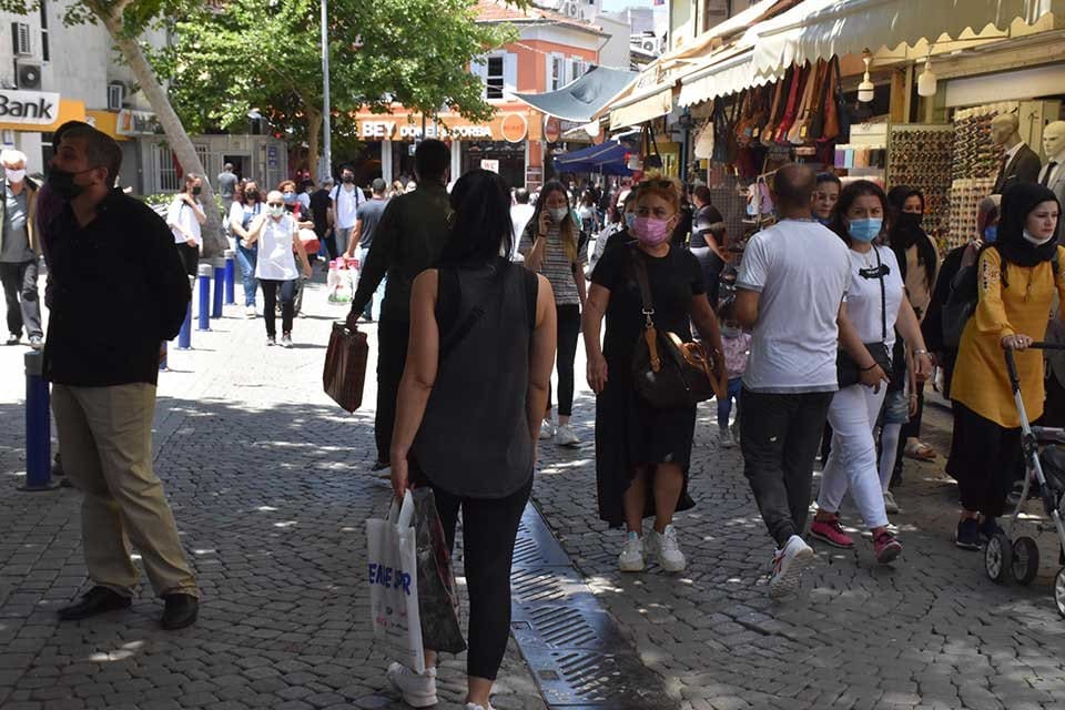 İzmir'de, koronavir&uuml;s tedbirleri kapsamında kademeli normalleşmeye ge&ccedil;ilmesiyle birlikte kafe ve
