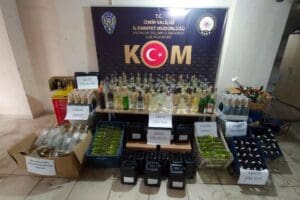 İzmir'de, &uuml;rettikleri sahte i&ccedil;kileri&nbsp;sahil şeridindeki eğlence mekanlarına dağıtmak isteyen şebekeye