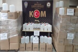 İzmir'de, polis ekiplerince&nbsp;yılbaşı &ouml;ncesinde d&uuml;zenlenen operasyonda 11 bin 845 litre