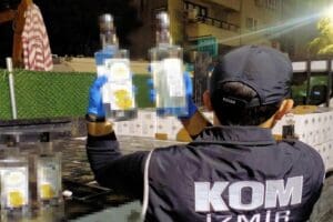 İzmir'de, polis&nbsp;operasyonunda 1728 şişe fotokopi TAPDK bandroll&uuml; sahte i&ccedil;ki, 800
