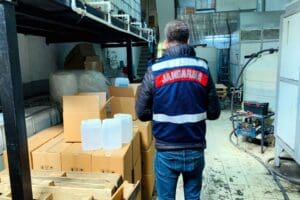 İzmir'in Bornova il&ccedil;esinde bir fabrikaya jandarma ekiplerince d&uuml;zenlenen sahte i&ccedil;ki