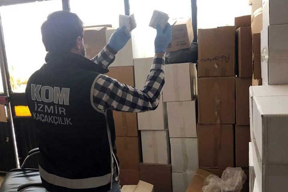 İzmir&rsquo;in Buca ve Bornova il&ccedil;elerinde polisin d&uuml;zenlediği eş zamanlı operasyonlarda,