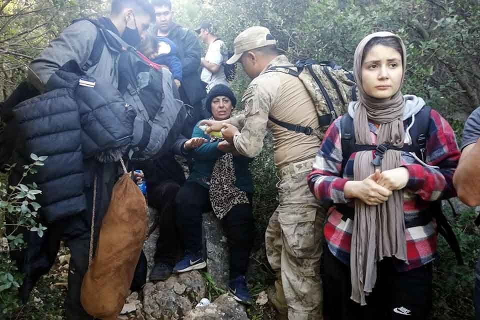 İZMİR'in Urla il&ccedil;esinde, jandarma operasyonunda yasa dışı yollarla yurt dışına