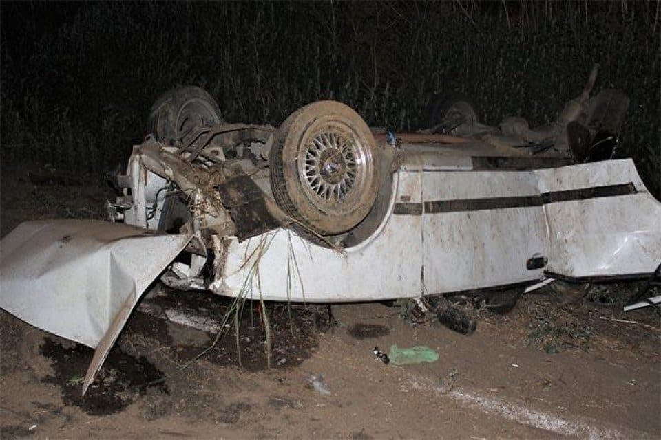 İzmir'in &Ouml;demiş il&ccedil;esinde otomobilin takla atması sonucu 2'si ağır 3