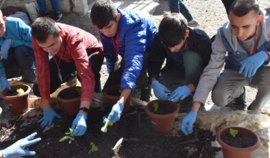 İzmir'de özel öğrencilere toprakla terapi