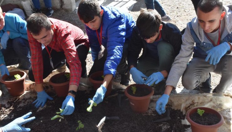 İzmir'de özel öğrencilere toprakla terapi