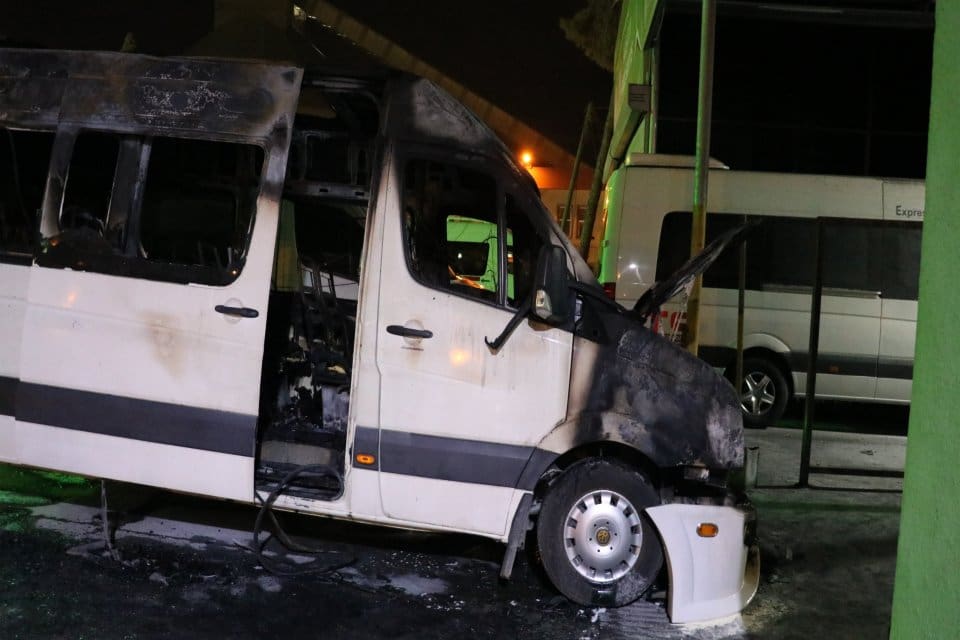 İzmir&rsquo;in Bornova il&ccedil;esinde, akaryakıt istasyonunun bitişiğindeki ara&ccedil; bakım servisi &ouml;n&uuml;nde