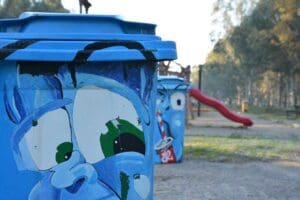 İzmir B&uuml;y&uuml;kşehir Belediyesi'nin parklarda kullandığı &ccedil;&ouml;p kutularına renk geldi. &Uuml;zerlerine