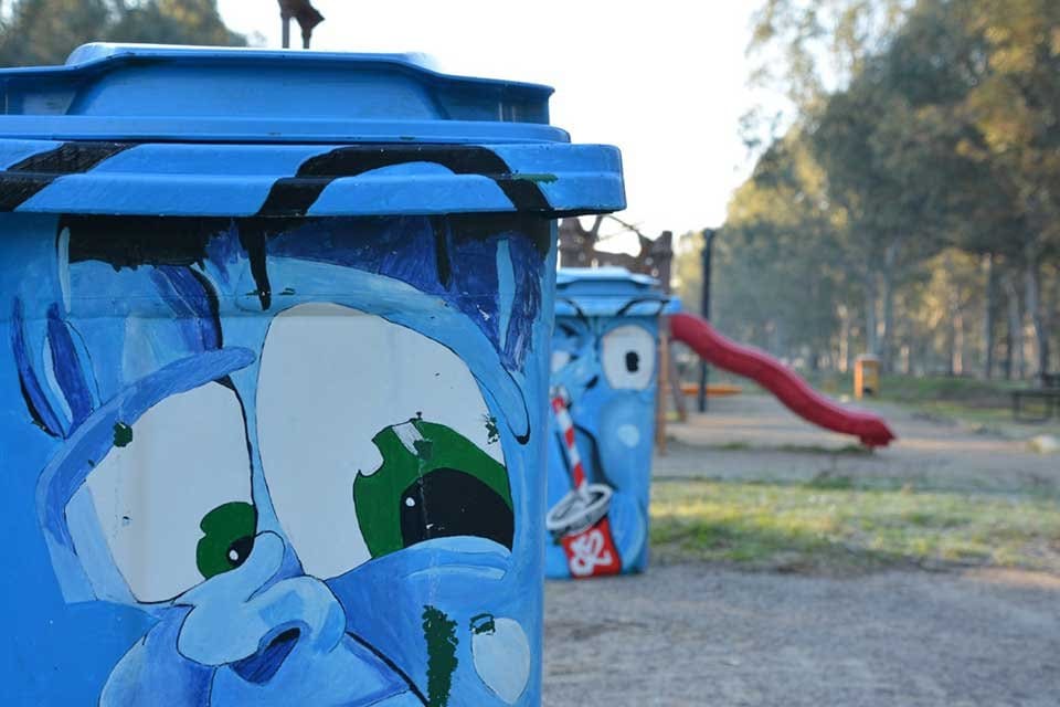 İzmir B&uuml;y&uuml;kşehir Belediyesi'nin parklarda kullandığı &ccedil;&ouml;p kutularına renk geldi. &Uuml;zerlerine