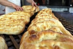 İzmir&rsquo;de 250 gram pide 3 liradan satılacak. Ramazan ayının vazge&ccedil;ilmezlerinden