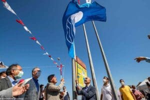 İzmir 4 halk plajı ile daha mavi bayrak kazandı. Mavi