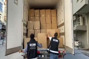 İZMİR'de, polisin durdurduğu kamyonda 3 milyon 87 bin doldurulmuş ka&ccedil;ak