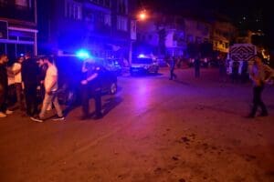 İzmir'in Bayraklı il&ccedil;esinde, d&uuml;ğ&uuml;n sonrası &ccedil;ıkan kavgaya m&uuml;dahale i&ccedil;in giden